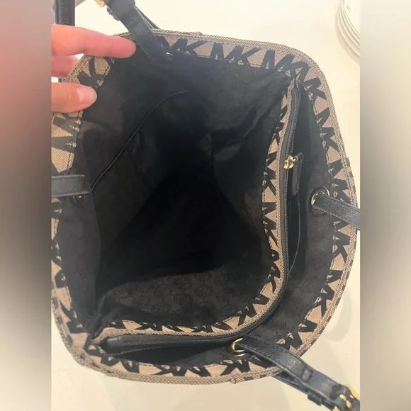 Micheal Kors purse - Picture 5 of 5